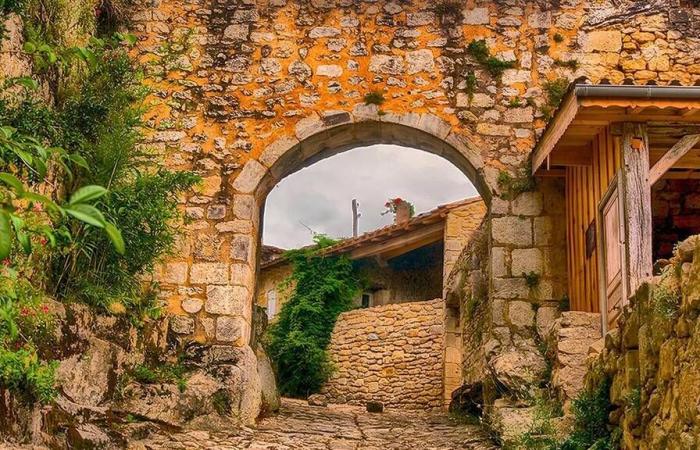 Visit Castelmoron-d'Albret, the smallest village in France