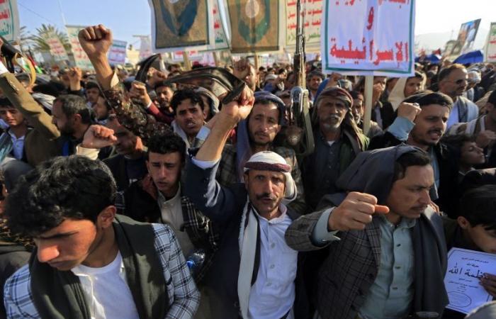 Major demonstration in Sanaa against Israeli strikes