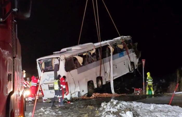 A bus carrying tourists, including French people, falls into a lake in Norway