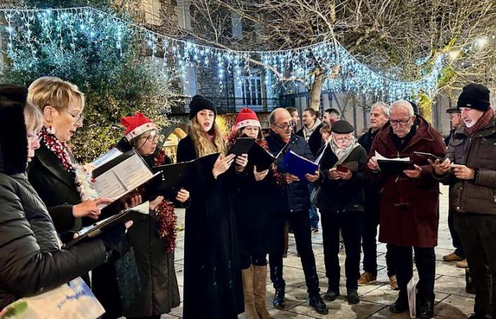 Monflanquin. Music and songs under the big fir tree on Place des Arcades