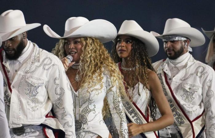 Beyoncé dazzles NFL at Christmas game