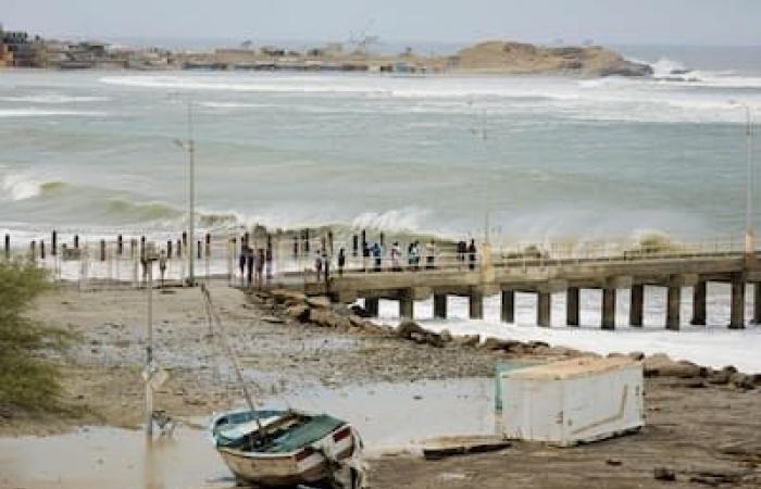 IN PICTURES | Coasts of Peru and Ecuador hit by huge waves