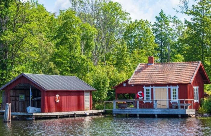 his “little house” on the edge of a lake where he enjoys life, 35 years after the success of “Hélène”, “Nobody bothers me”