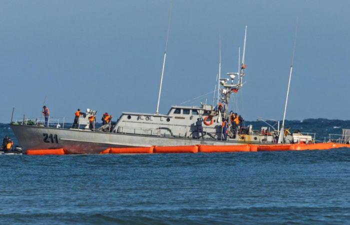 A Moroccan patrol boat stranded in Melilla, emergency services powerless