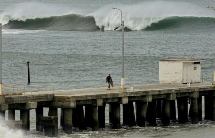 IN PICTURES | Coasts of Peru and Ecuador hit by huge waves