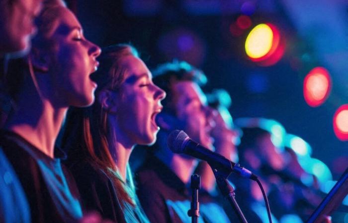 100 young singers wanted to participate in a major show