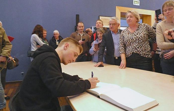 Paul Lapeira signs the guestbook of the commune of Saint-Hilaire-du-Harcouët