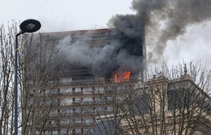 Fire in an apartment, residents of an 18-story building evacuated