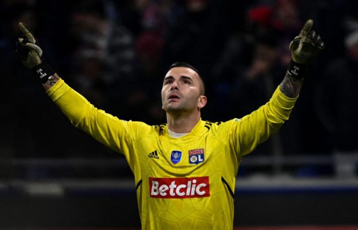 Anthony Lopes (OL) on his way to FC Nantes