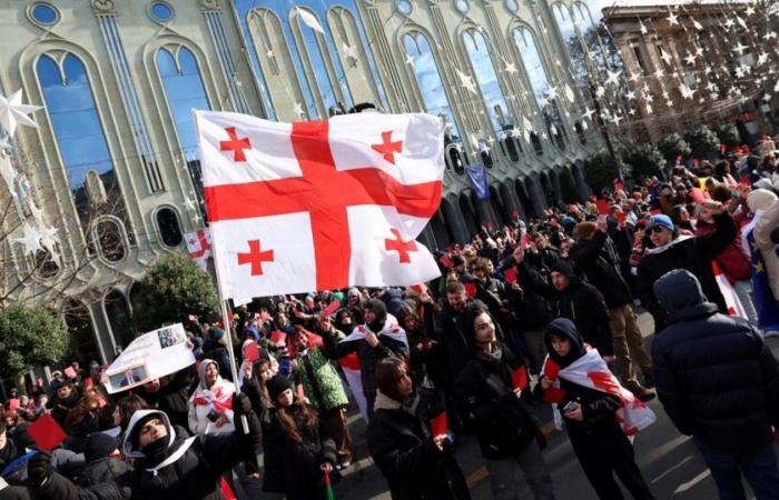 thousands of demonstrators contest the inauguration of the new president in front of Parliament