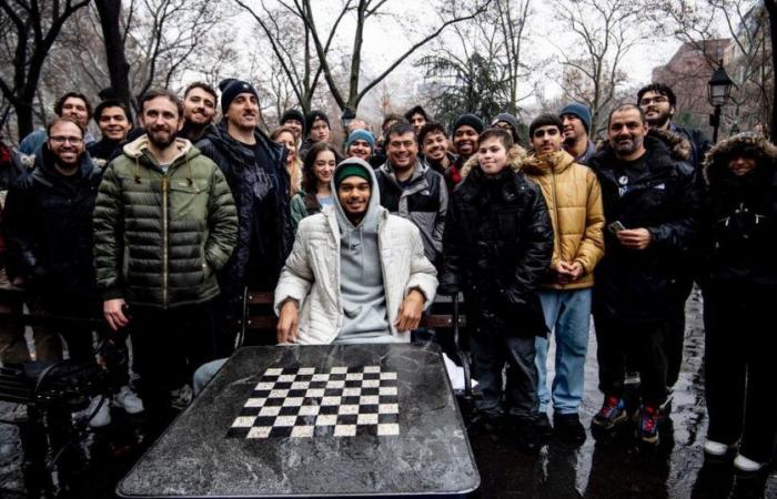 in the heart of New York, Victor Wembanyama plays chess against strangers