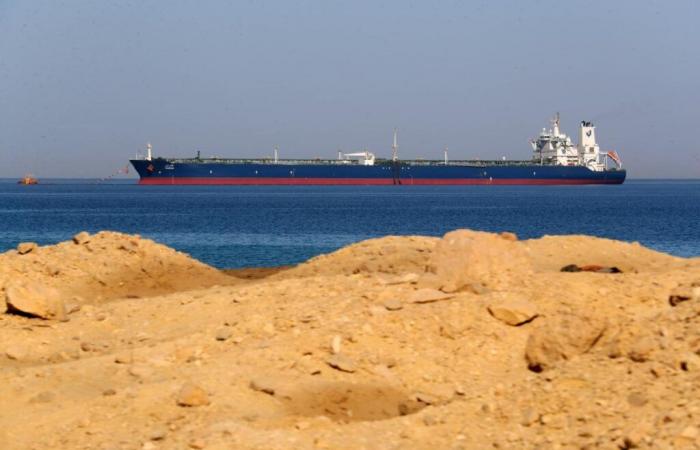 Egypt tests an extension of the Suez Canal