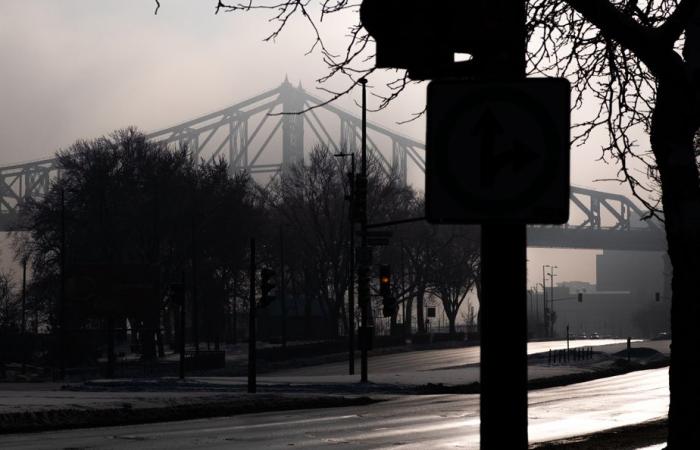 A thick cloud of smog envelops several cities in Quebec