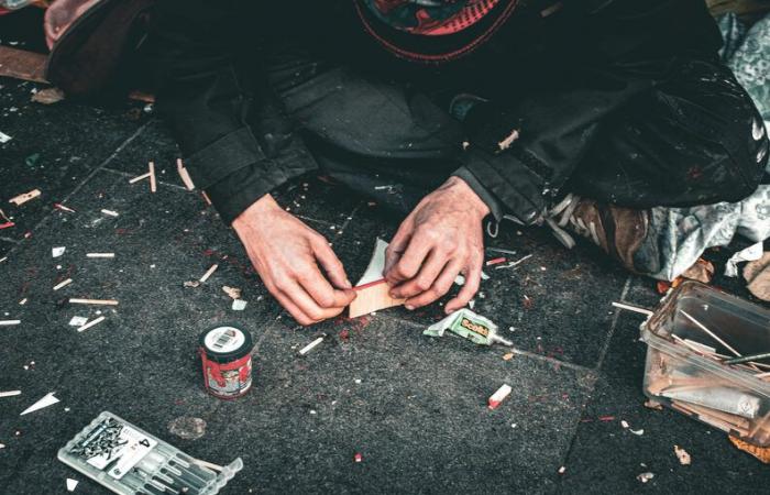 Yuri, homeless builder of incredible models during Victor-Hugo in Bordeaux