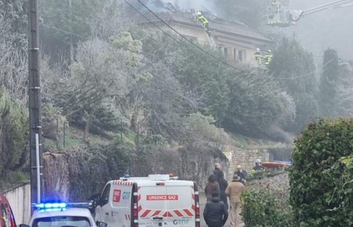 Doubs. The roof of a house goes up in smoke in Besançon