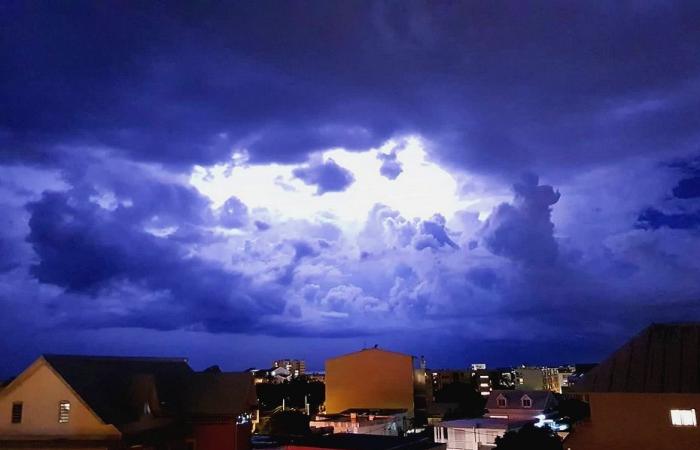 Yellow warning heavy rain thunderstorms on Reunion Island, the RN5 closed