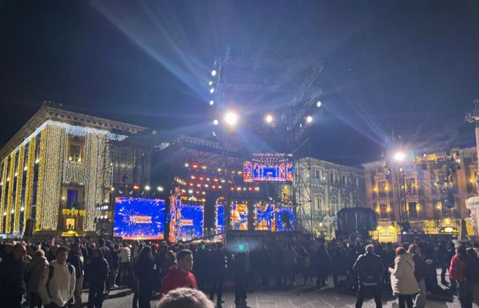 Chaos controls in Piazza Duomo in Catania, the invitation to clear the already crowded square for the New Year’s concert went unheeded