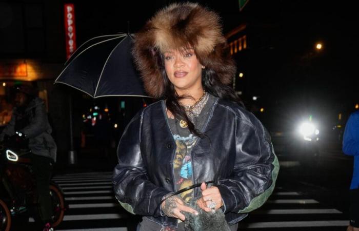 Rihanna sings out of tune at a karaoke party and disappoints her fans