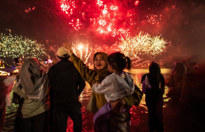 Revellers cheer in New Year around world despite bad…