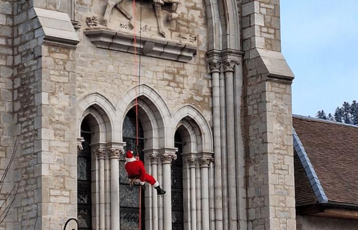 Haut-Doubs. In Montbenoît, for the first time, Santa Claus abseiled down the abbey – Doubs: all the local information