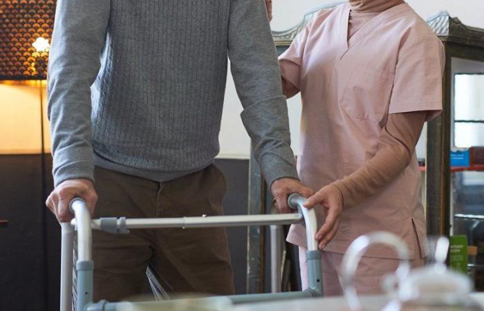 The nurse arrives in the middle of a murder attempt: she surprises her patient's daughter trying to suffocate her with a cushion