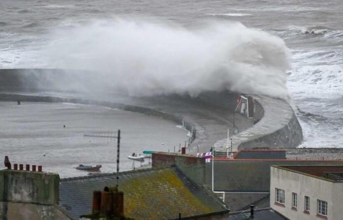 Pictures show stormy weather and huge waves in Lyme Regis