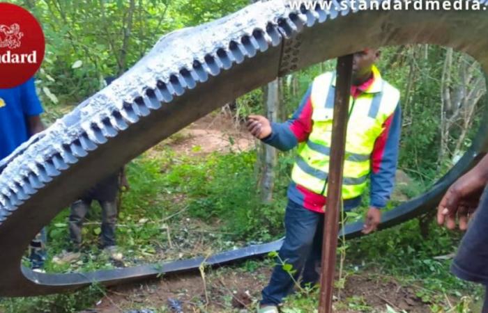 A 500 kg metal ring falls on a small village in Kenya!