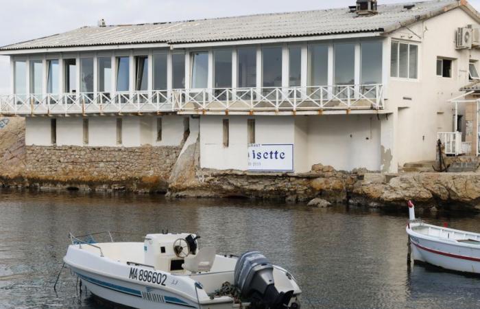 At Vallon des Auffes in Marseille, the restaurant L'Épuisette has lowered the curtain