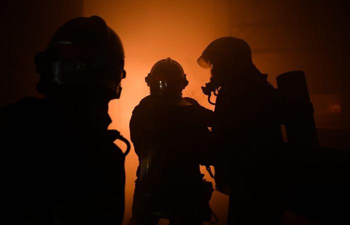 The fire in three cars spreads to the facade of a building in the middle of the night, 5 people poisoned by the smoke