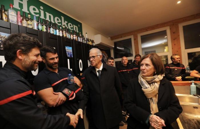 The prefect of Var and the mayor of Toulon with the guard staff this New Year's Eve