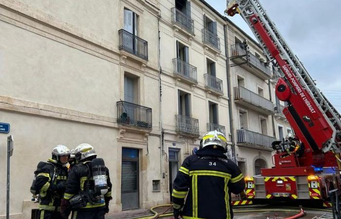 the fire pierces the roof of the building, two victims evacuated by the large ladder