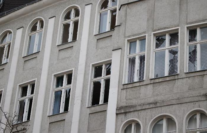 Fire brigade complains about “battlefield”: Illegal ball bomb tears apart Berlin apartments