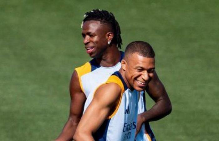 Vinicius Jr. chambers Mbappé live in training