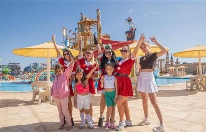 Santa Claus distributes gifts to tourists in Hurghada hotels on the last days of the year photo