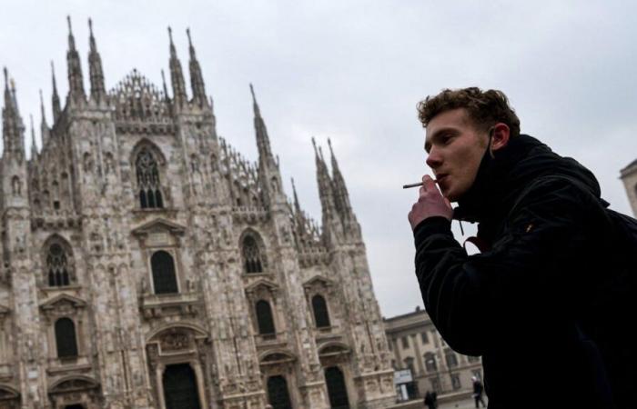 Milan bans cigarettes outside