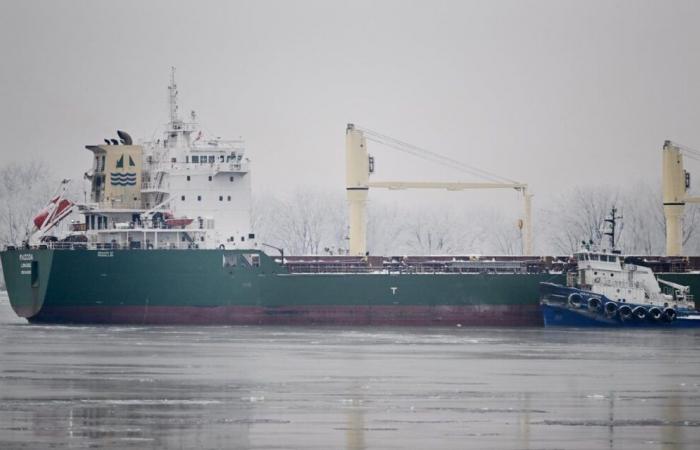 Unloading the ship stranded in Montérégie will take several days