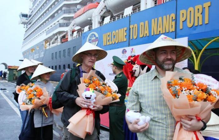 Nearly 3,000 tourists arrive in Da Nang on the first day of the New Year