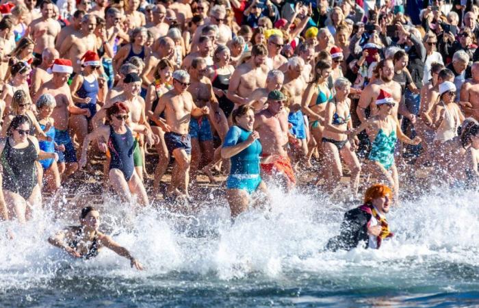 More than 300 brave people take the plunge for a New Year's swim in Saint-Raphaël