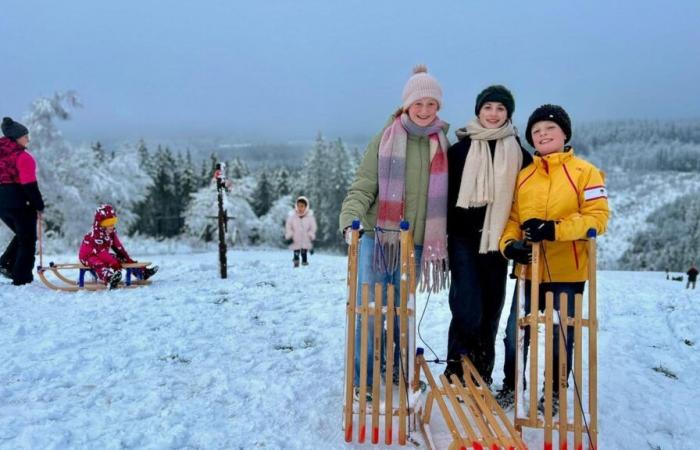 Many walkers came to enjoy the snow on the Fagnard plateau