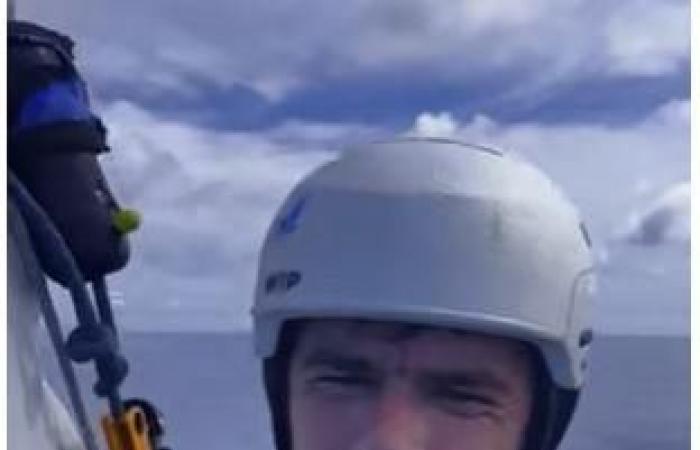 in video, Sébastien Simon climbs to the top of his mast