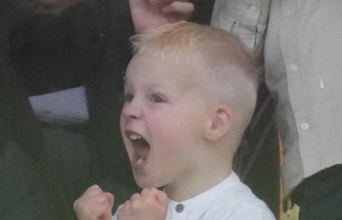 Lucas Tindall steals the show from his parents during a horse race!