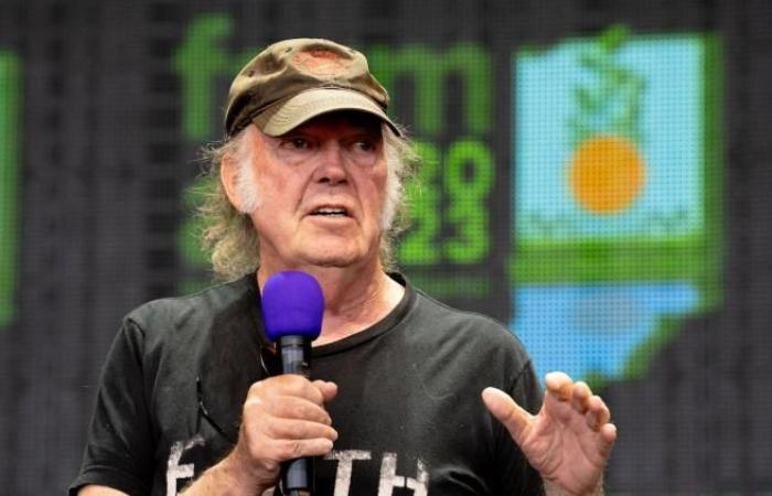 Neil Young criticizes the festival and announces his withdrawal from the program