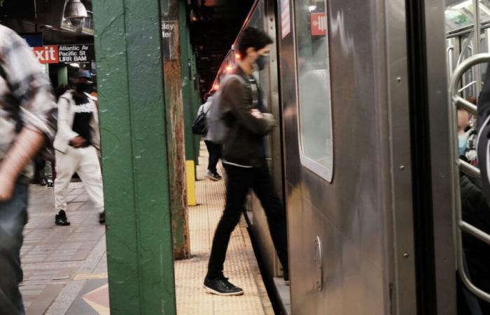 “A terrible act of violence”: a man pushed under the subway in New York miraculously survives