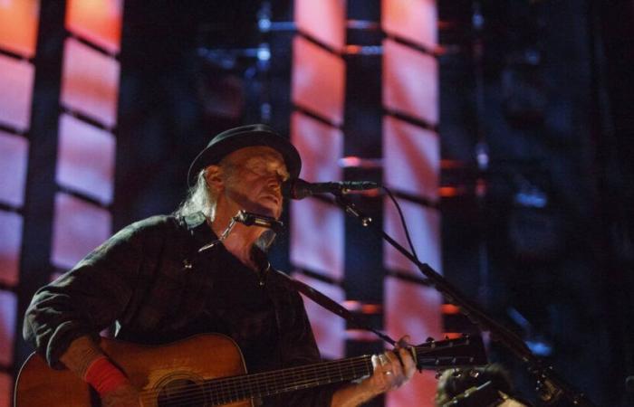 Neil Young announces that he will not sing at Glastonbury and attacks the BBC – Libération