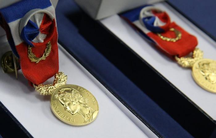 in 2025, how to obtain the medal of honor for work?