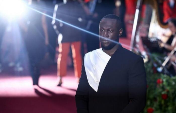 License suspended for rapper Stormzy, caught with a phone while driving: News