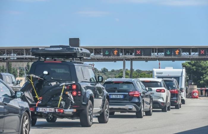 big traffic jam on the border between Spain and France, the Boulou toll saturated