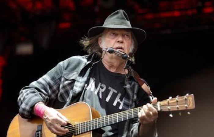 Neil Young shuns the English Glastonbury festival which he accuses of being in the hands of the BBC