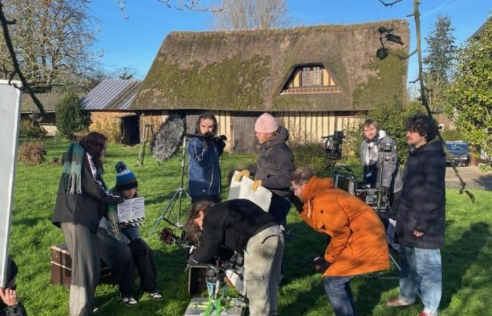 A young director chooses a village near Dieppe to shoot his film