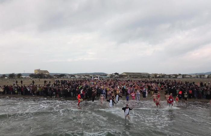 700 disguised people throw themselves into the water in Gruissan